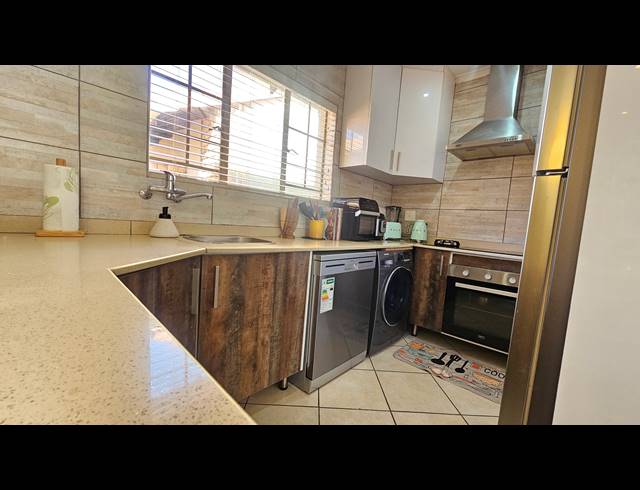2 BEDROOM SIMPLEX FOR SALE IN MOOIKLOOF RIDGE